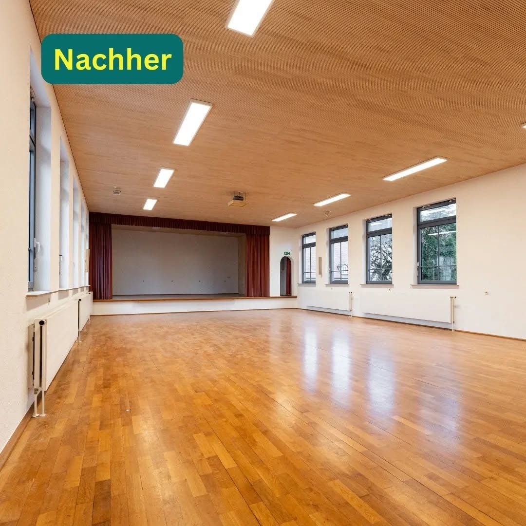 Saal nach der Sanierung mit Holzdecke