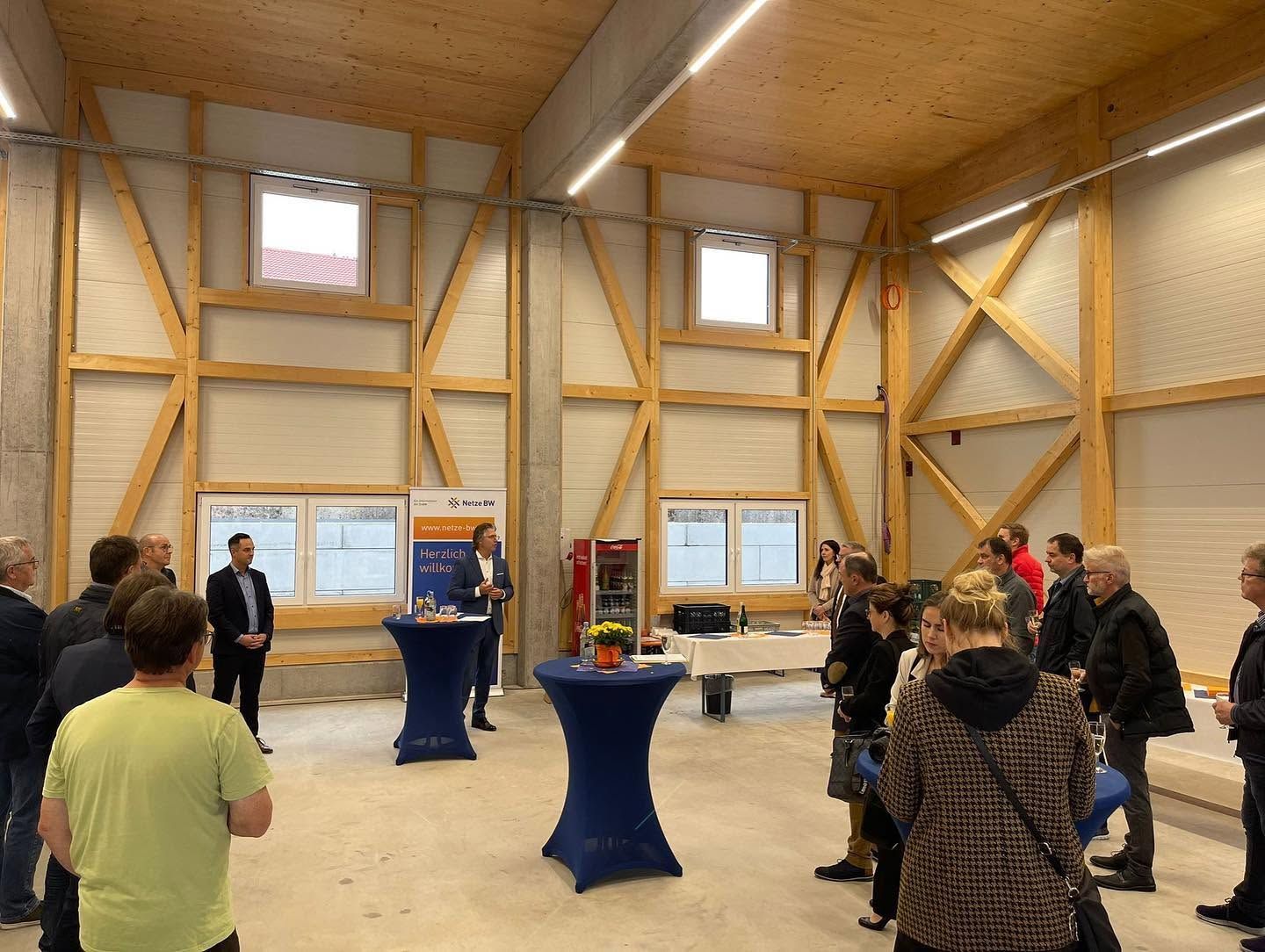 Halle mit sichtbarem Holztragwerk