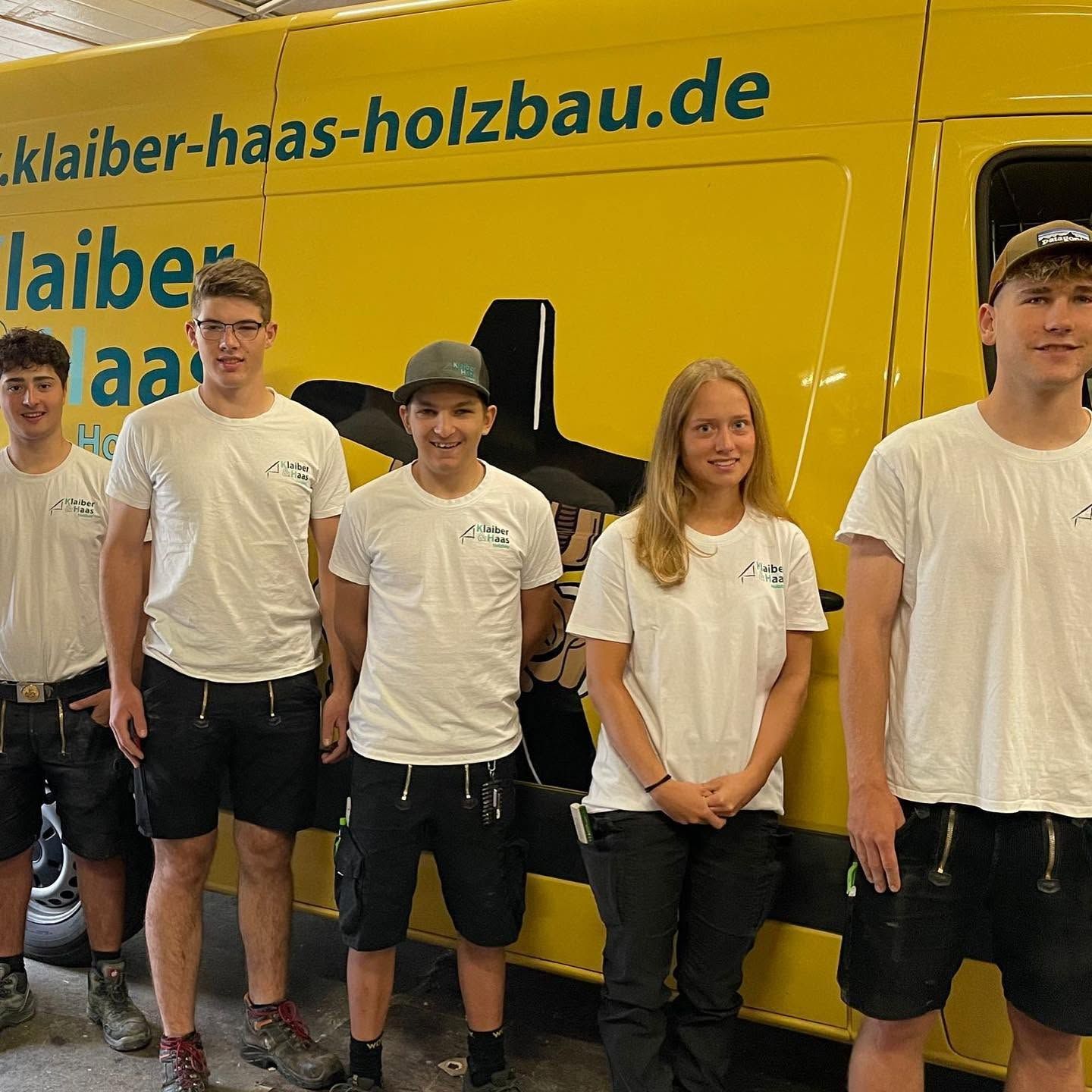 Unser Team vor dem gelben Firmenbus