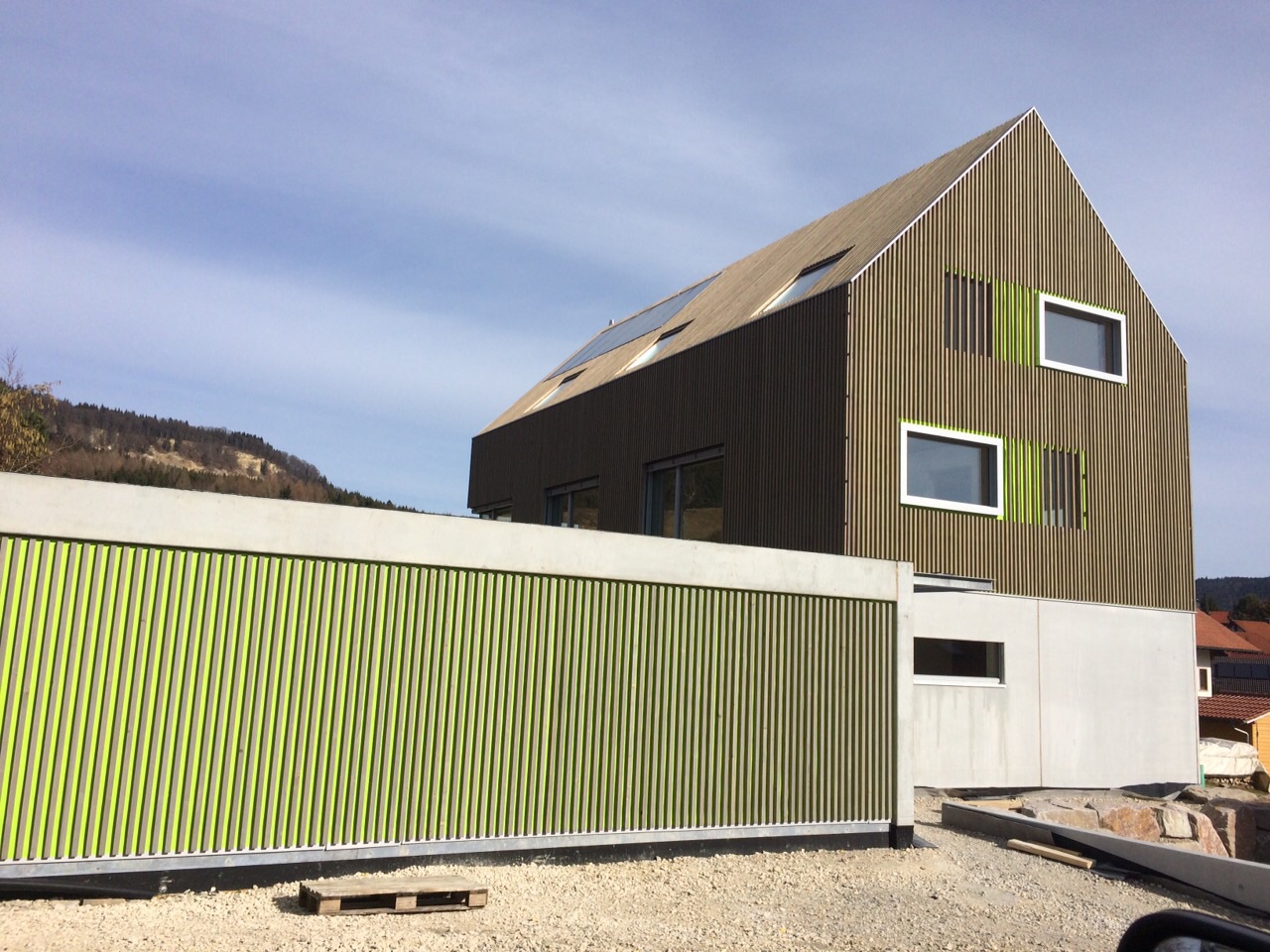 Wohnhaus mit Holzfassade